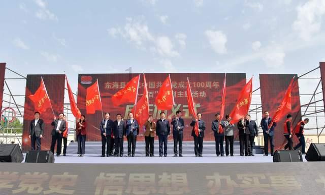 俞飞鸿带火了一种新穿法：白色羽绒服+打底裤，减龄又时髦