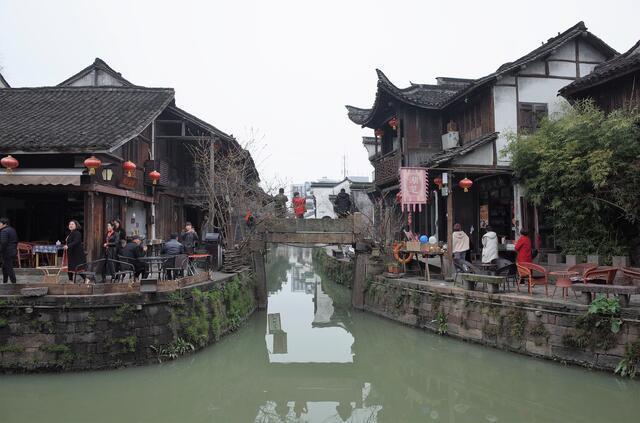 穿连衣裙搭配鞋子是关键，选择尖头高跟鞋修身显瘦，你觉得这身穿搭怎么样游戏画面